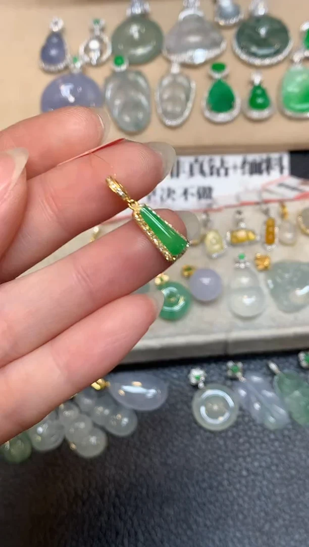 颈饰18K金镶嵌翡翠无事柱【无服务费