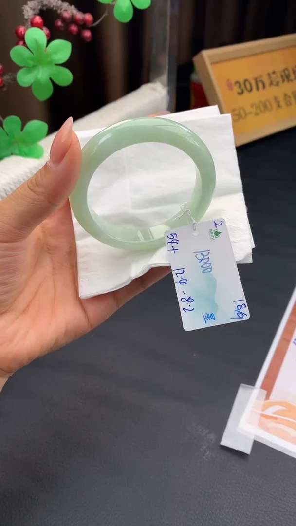 未镶嵌手镯翡翠自带#送人#，联系客服核对地址~