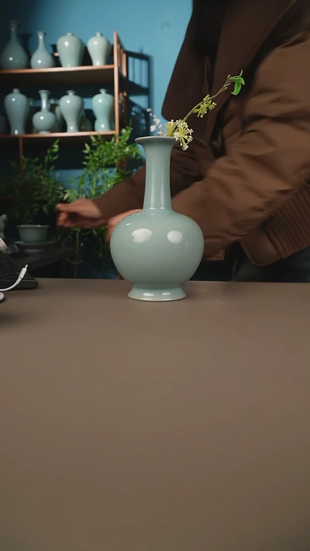 仿古长颈鼓腹瓶一级