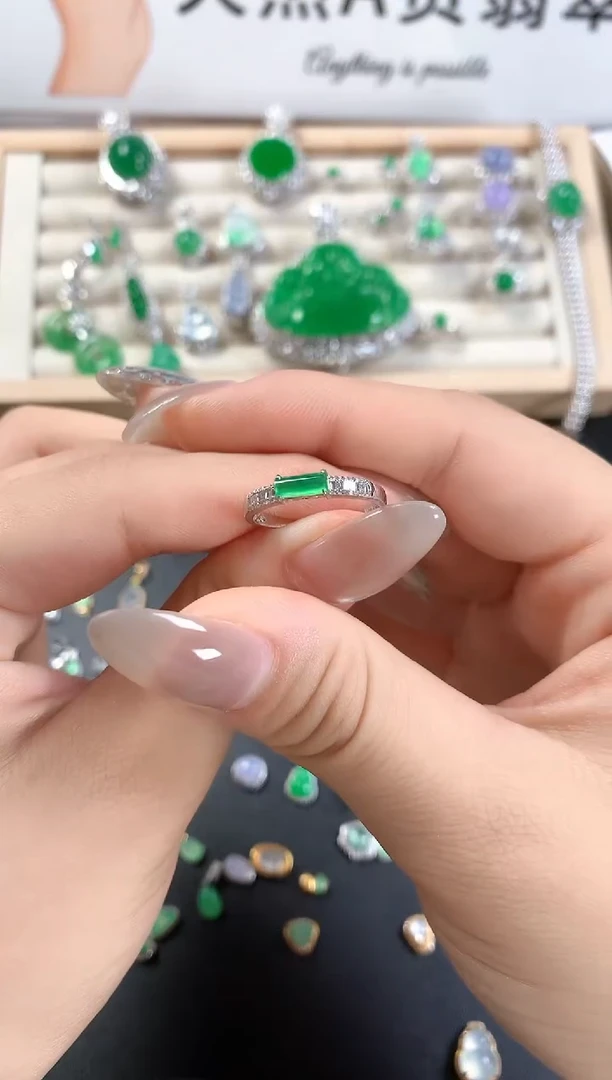 颈饰18K金镶嵌翡翠绿无事戒指