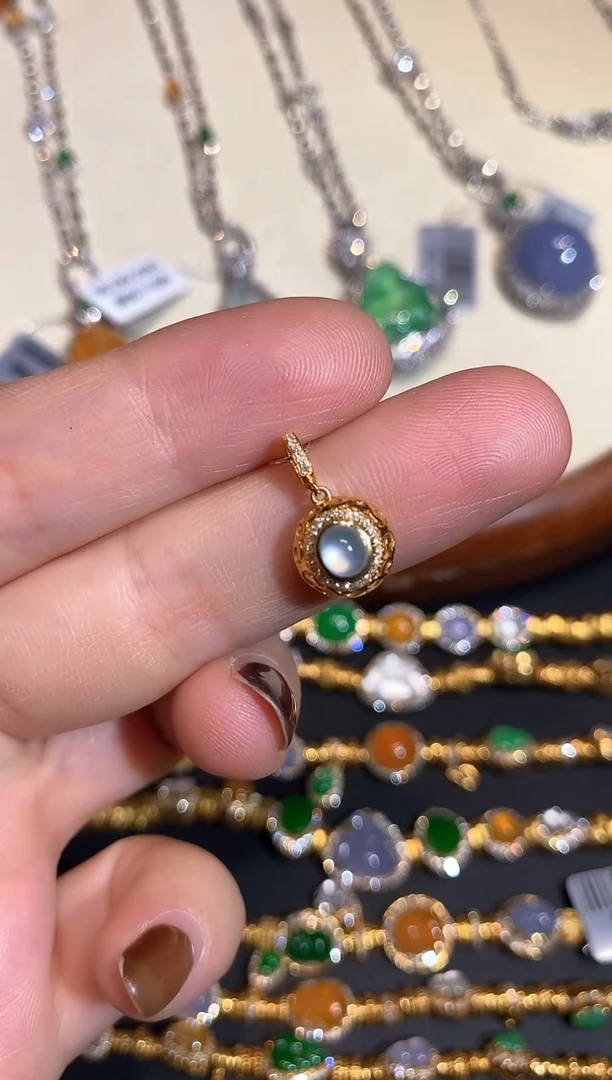 颈饰18K金镶嵌翡翠吊坠