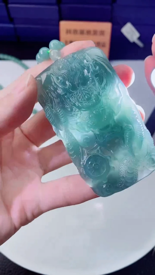 翡翠未镶嵌颈饰   `
