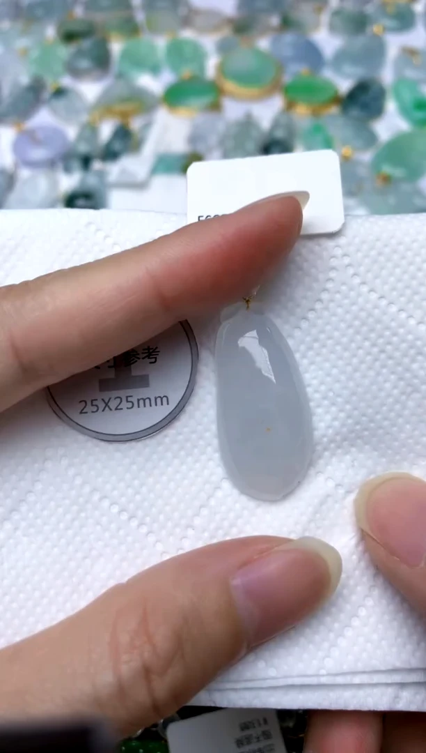 颈饰18K金镶嵌翡翠天然A货翡翠