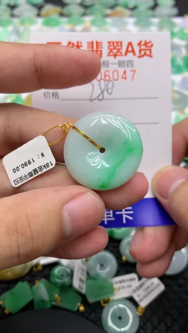 翡翠18K金镶嵌颈饰111111111111