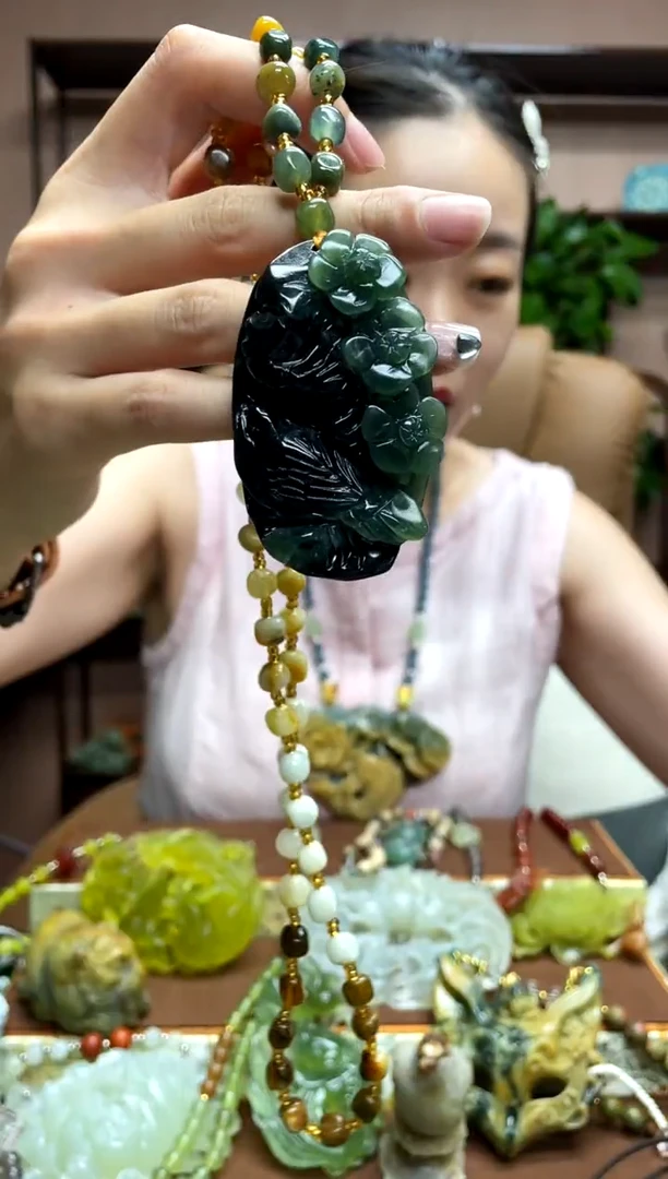 岫玉未镶嵌吊坠·