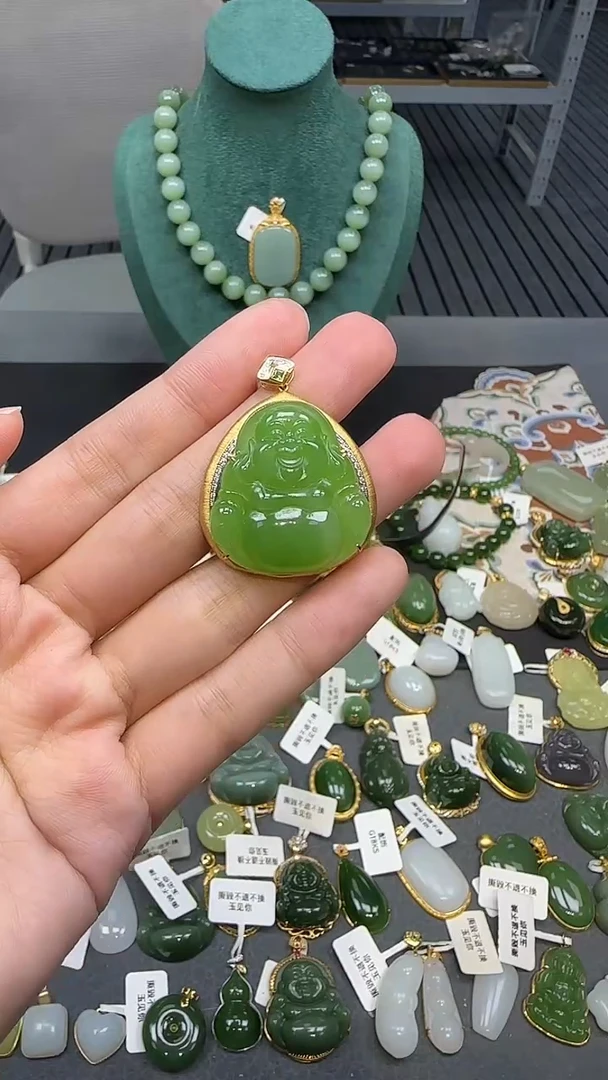 18K金镶嵌和田玉挂件1
