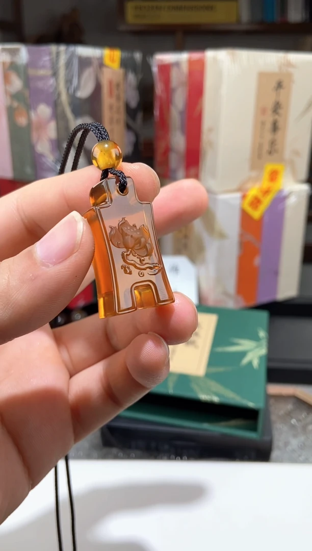 琥珀颈饰未镶嵌金棕珀压胜钱