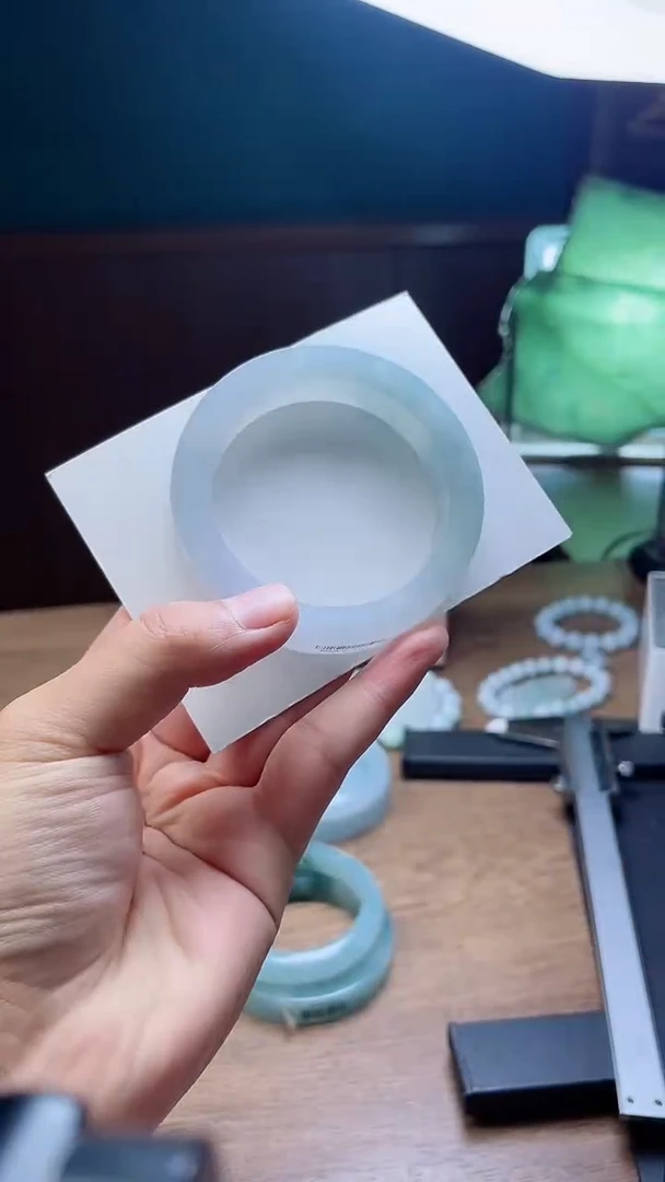定制翡翠手镯未镶嵌凄****戚定制