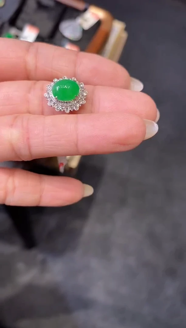 18K金镶嵌戒指翡翠戒指