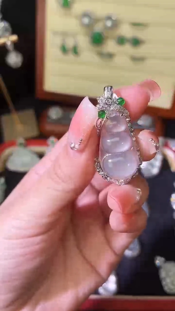 颈饰18K金镶嵌翡翠福豆