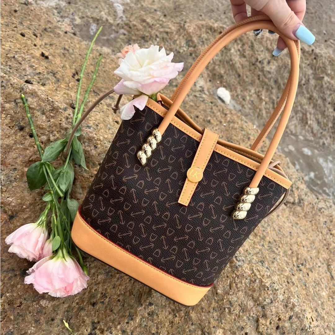 【URICK】2026早春上新潮流斜挎手提托特水桶包G651339-2时尚小香风