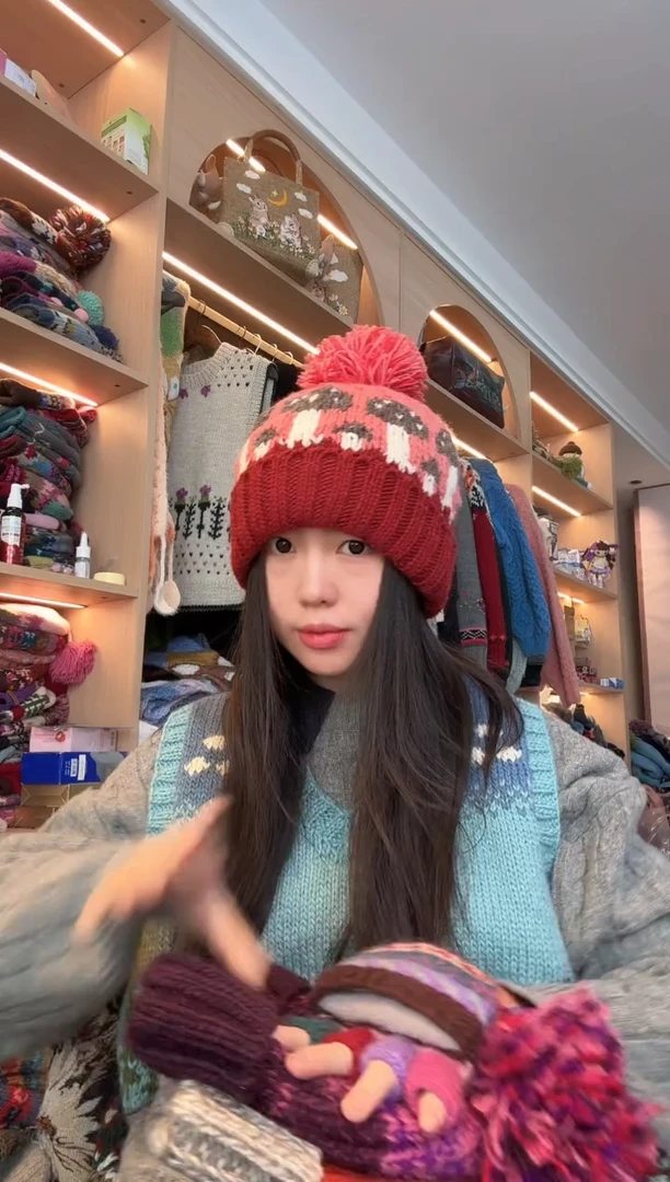 羊毛红色蘑菇翻边帽