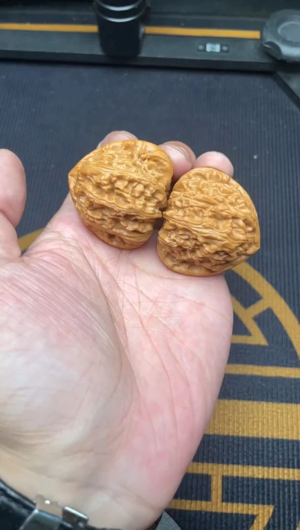 文玩核桃吊坠白狮子39