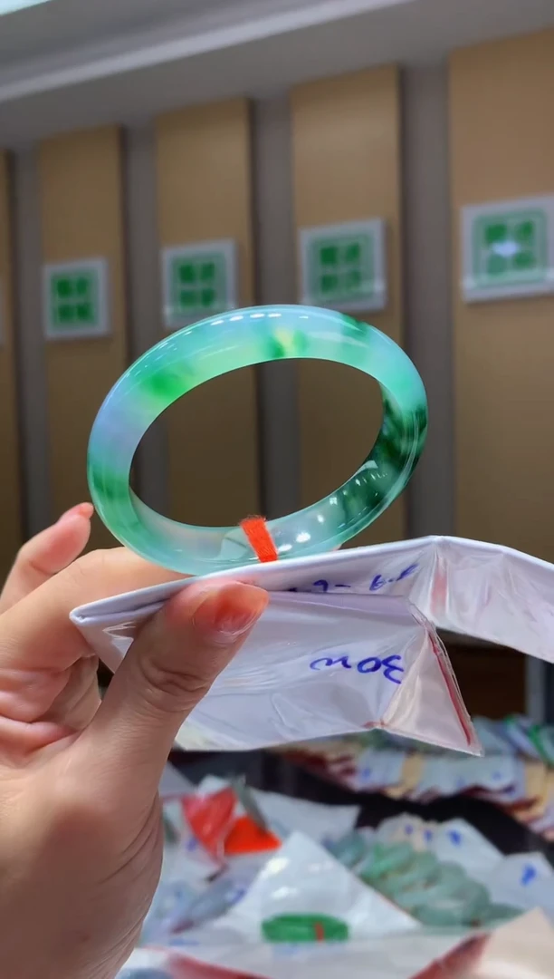 翡翠手镯（贵妃镯）未镶嵌-Q28 总价30万 定金2万