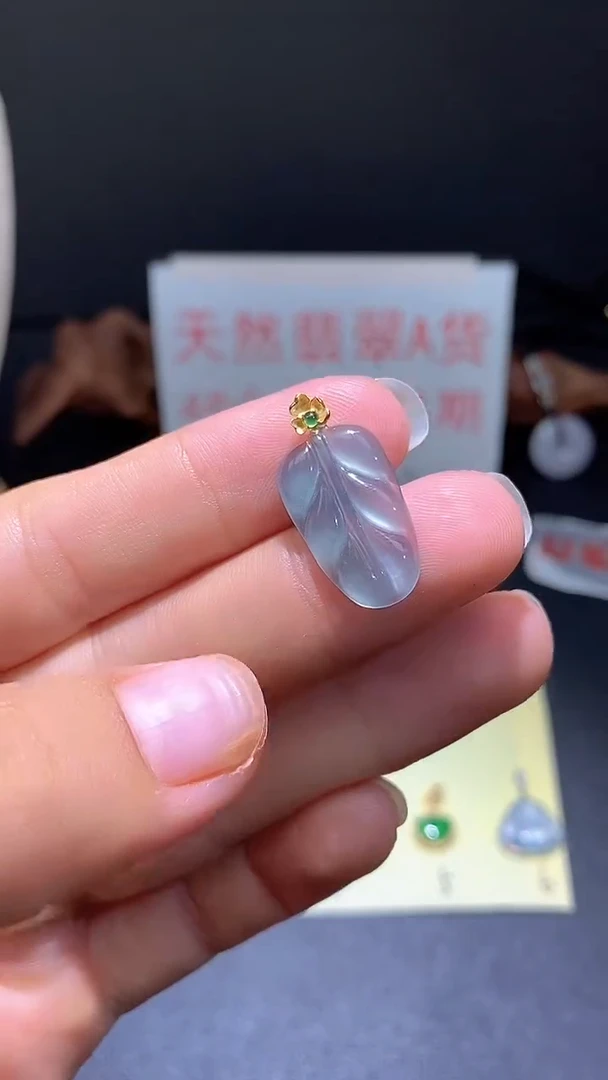 翡翠18K金镶嵌颈饰翡翠吊坠