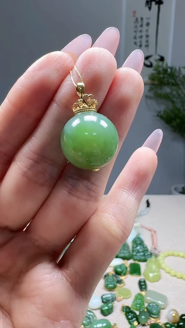 18K金镶嵌和田玉挂件1