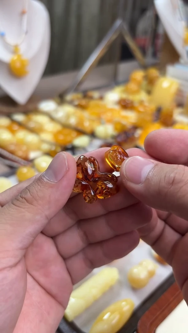未镶嵌琥珀裸石蝴蝶