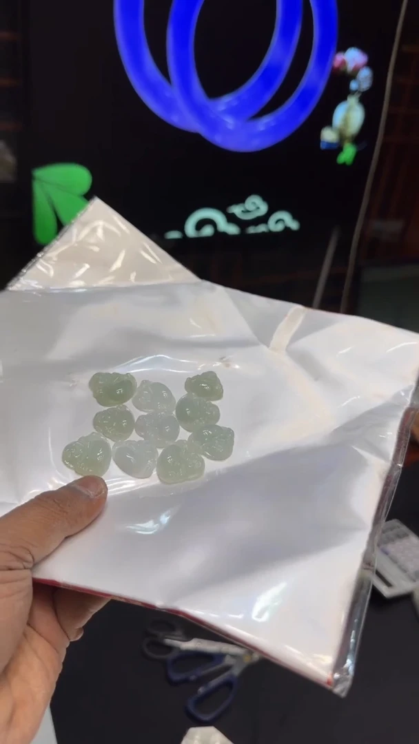 【闪购商品】翡翠手镯未镶嵌佛公挂件随机发一