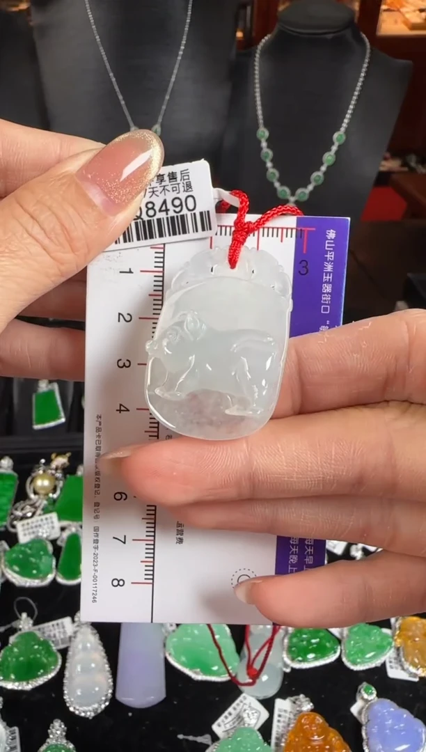 颈饰未镶嵌翡翠QQ8490猪（属老虎戴