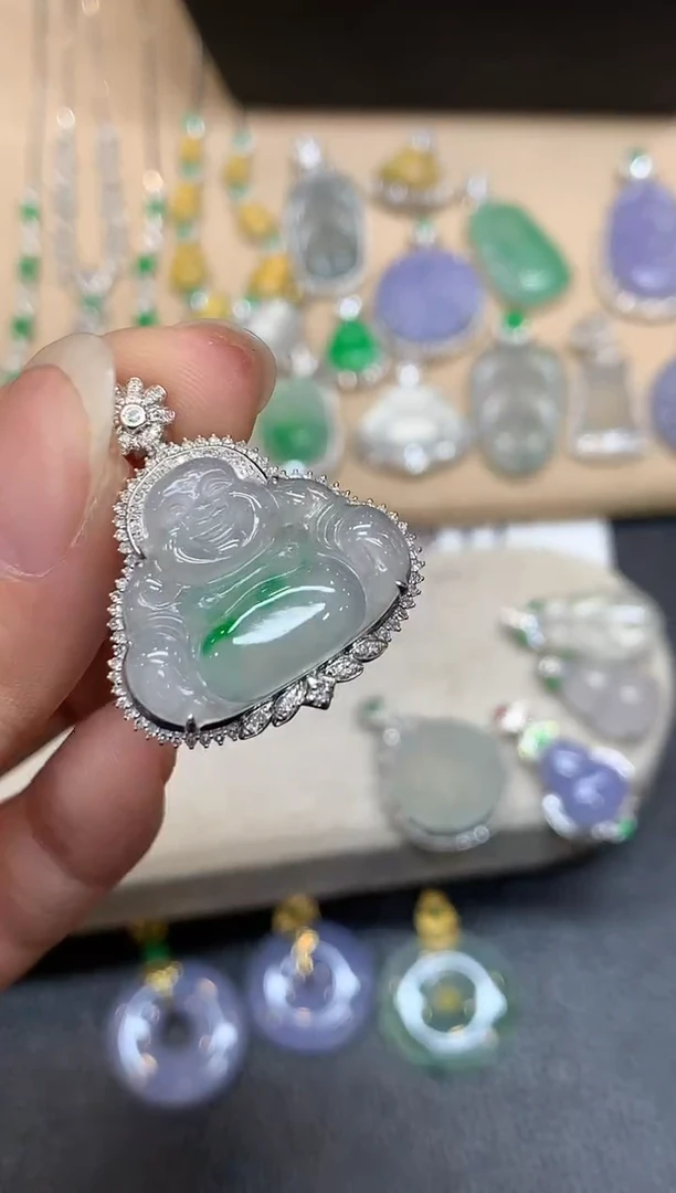 颈饰18K金镶嵌翡翠佛公【无服务费