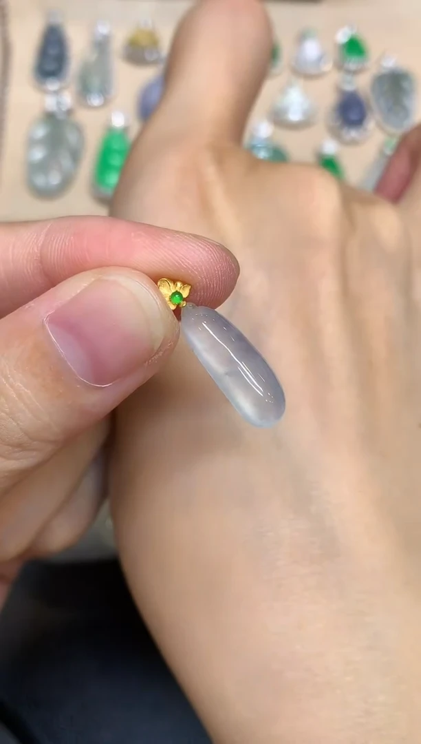 颈饰18K金镶嵌翡翠福瓜【无服务费【48小时鉴赏期】