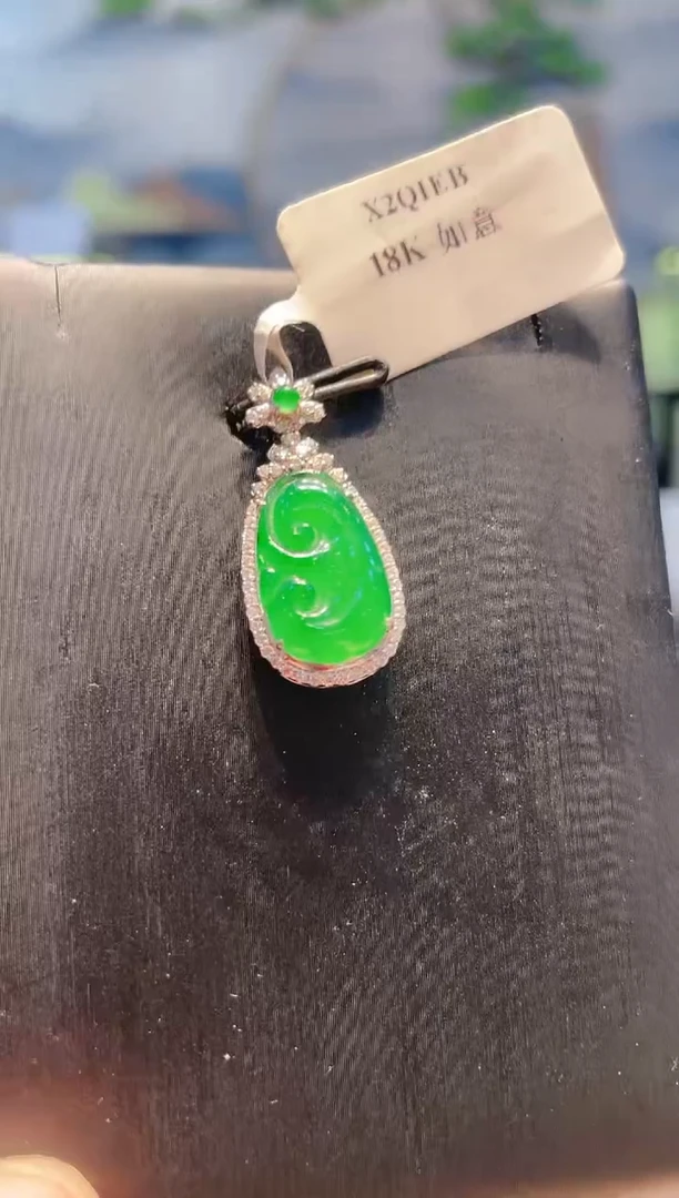 翡翠18K金镶嵌颈饰翡翠35