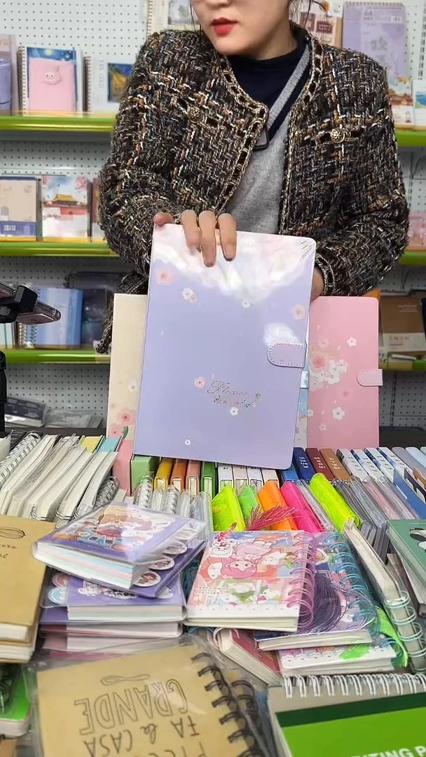18k磁扣本【花样世界】104张 紫色 1本