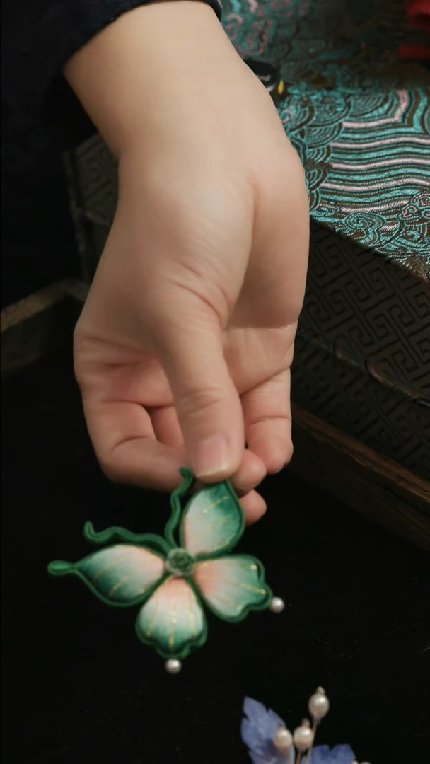 刺绣湘传礼盘扣胸针