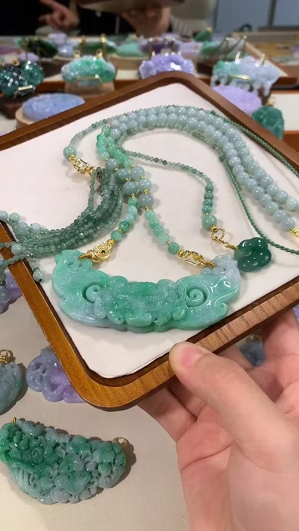 颈饰未镶嵌翡翠吊坠