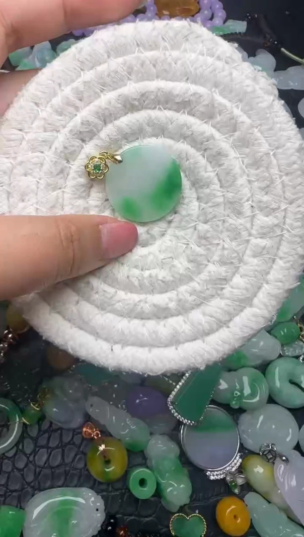 颈饰未镶嵌翡翠缅甸翡翠吊坠