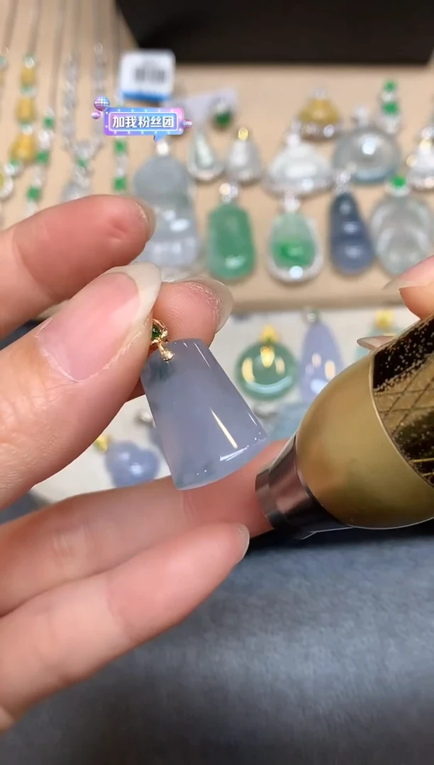 颈饰18K金镶嵌翡翠无事柱【无服务费