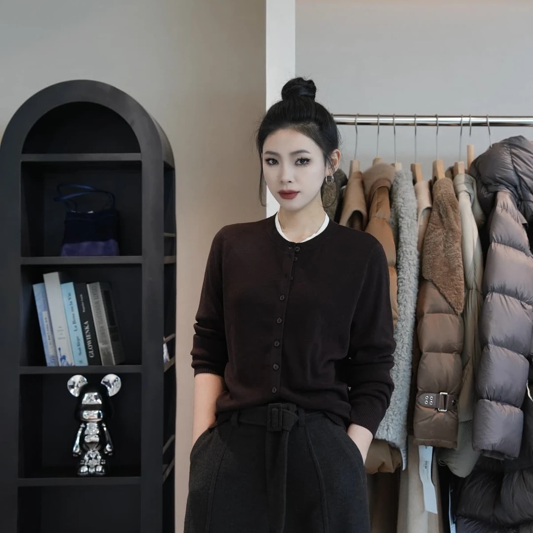 POPULARYW【婳鸢】休闲风假两件圆领秋冬单排扣开衫纯色毛衣