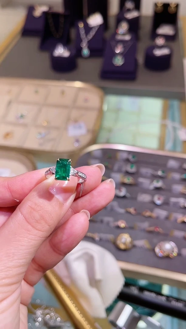 【闪购商品】祖母绿戒指18K金镶嵌祖母绿戒指