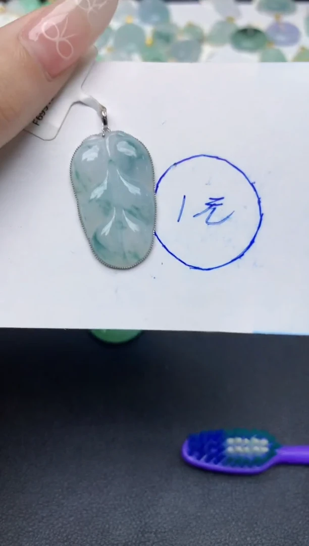 翡翠18K金镶嵌颈饰天然翡翠A货