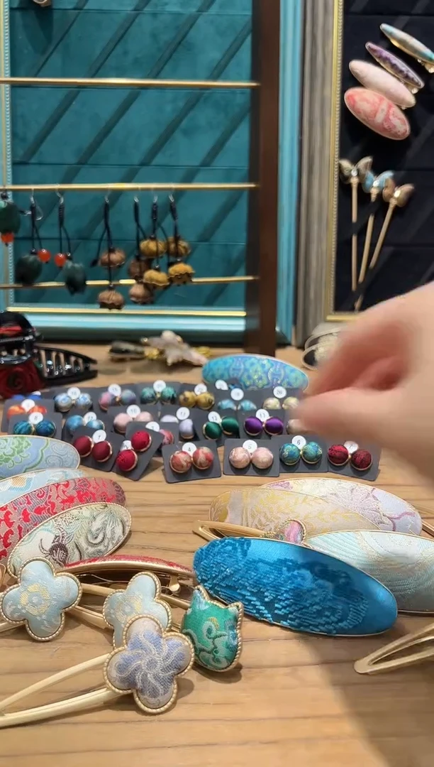 【闪购商品】【一物一拍专车】粉色彩铃四叶草发夹AA