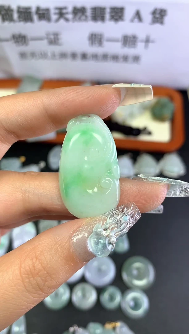翡翠未镶嵌颈饰1