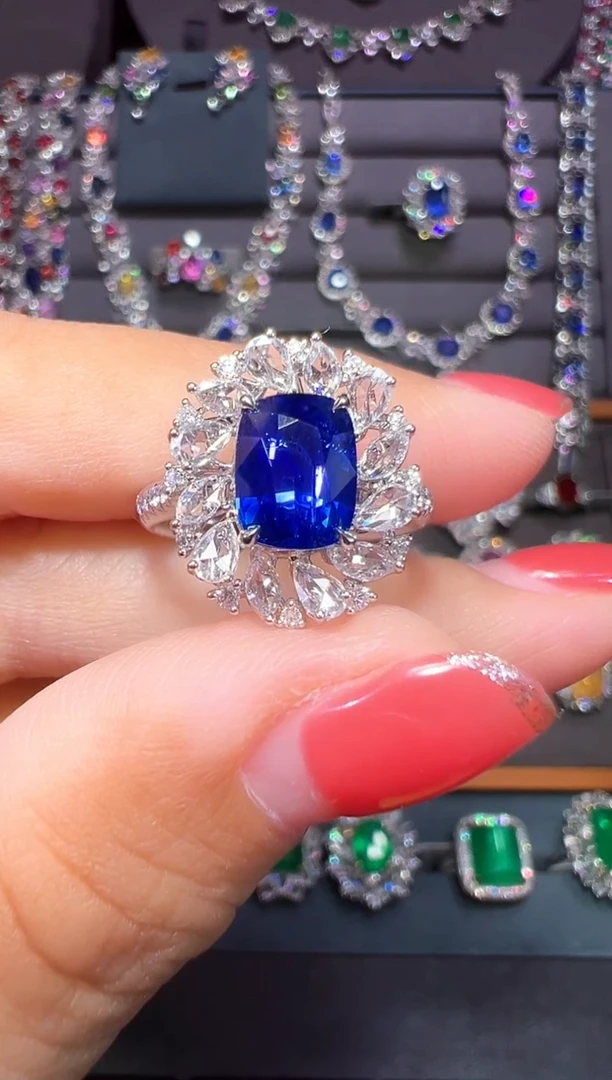 皇家蓝蓝宝石18K金镶嵌