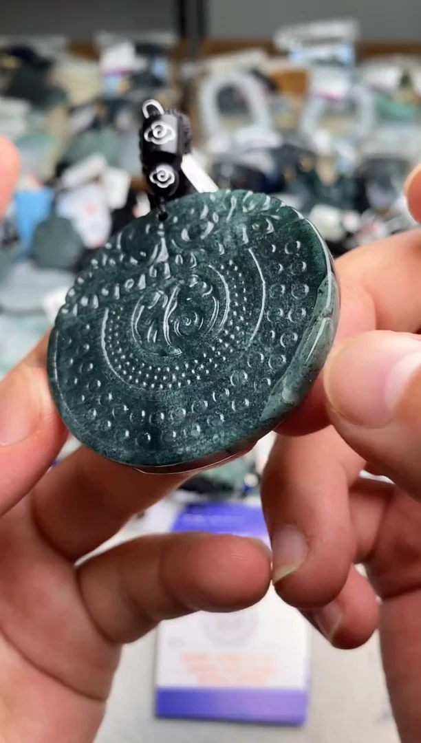 翡翠未镶嵌颈饰多样性发其一