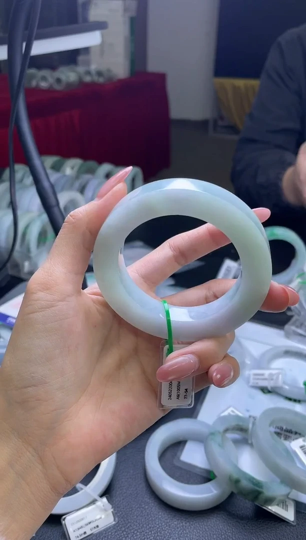 未镶嵌手镯定制翡翠?***的手镯