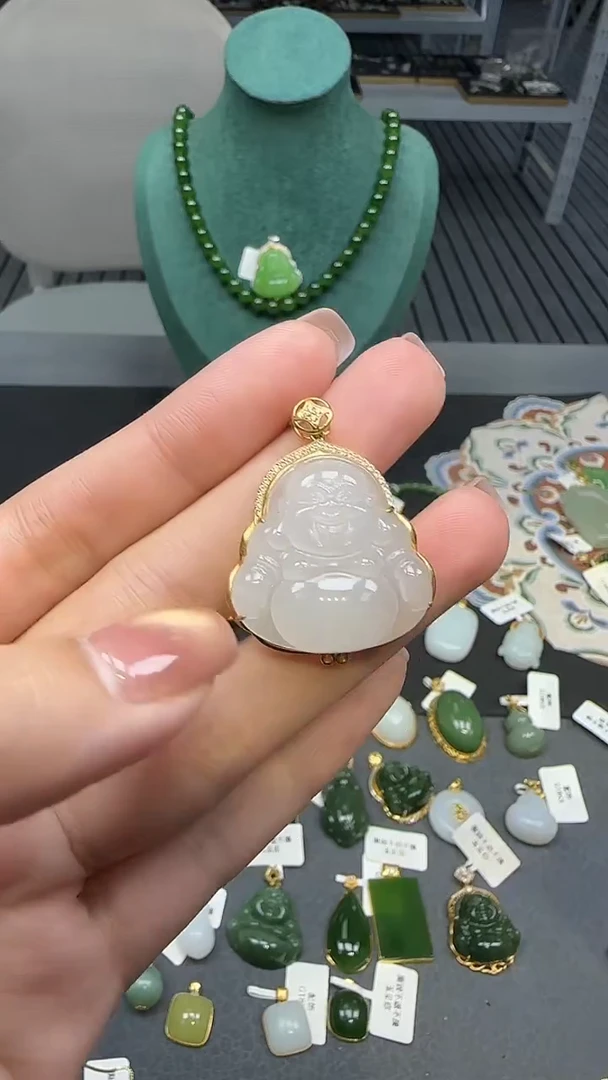 18K金镶嵌和田玉挂件1