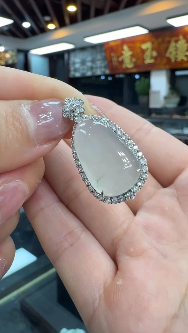 颈饰18K金镶嵌翡翠**福瓜