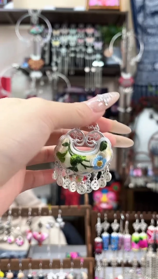 织绣民族风非遗老绣饰品328