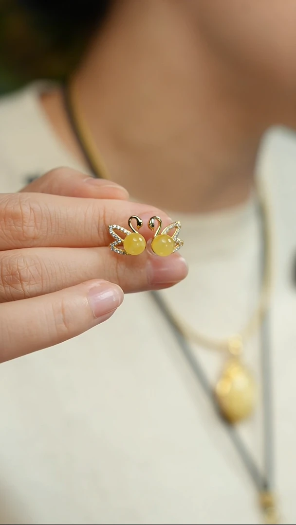 蜜蜡银S925镶嵌耳钉小天鹅