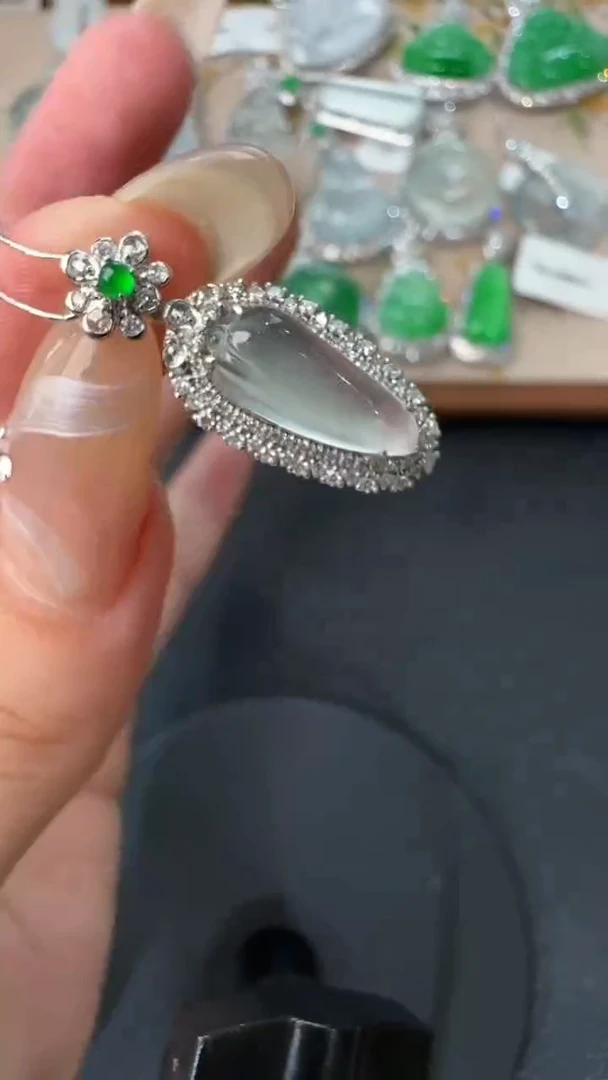 【闪购商品】翡翠吊坠(不含链)18K金镶嵌54