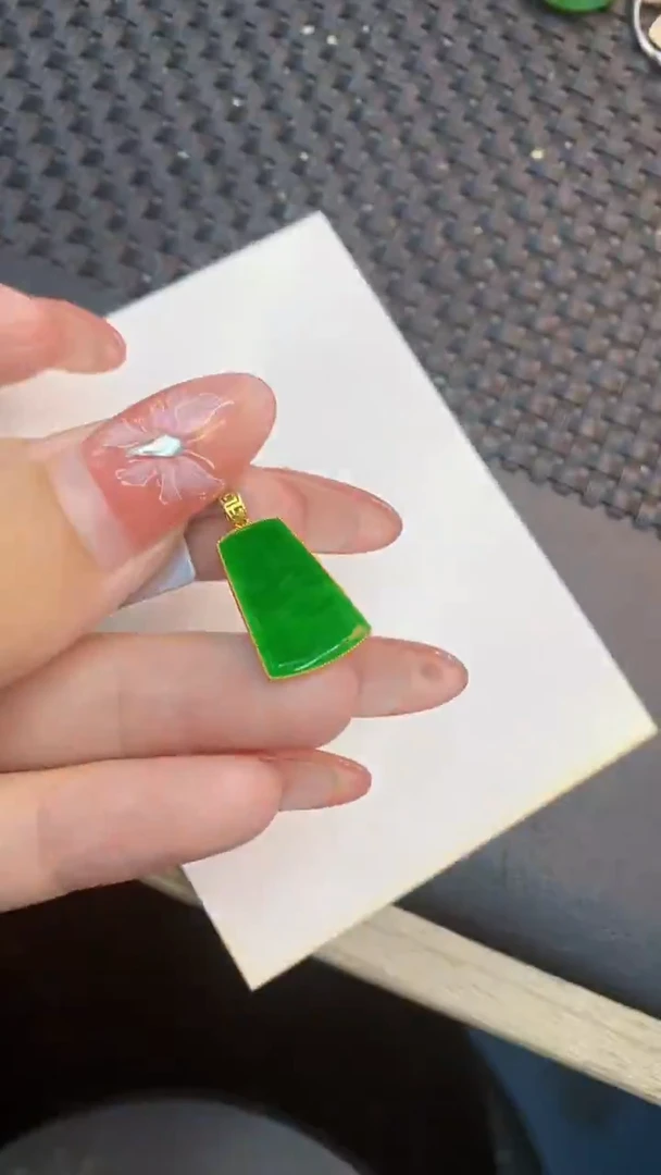 颈饰18K金镶嵌翡翠1