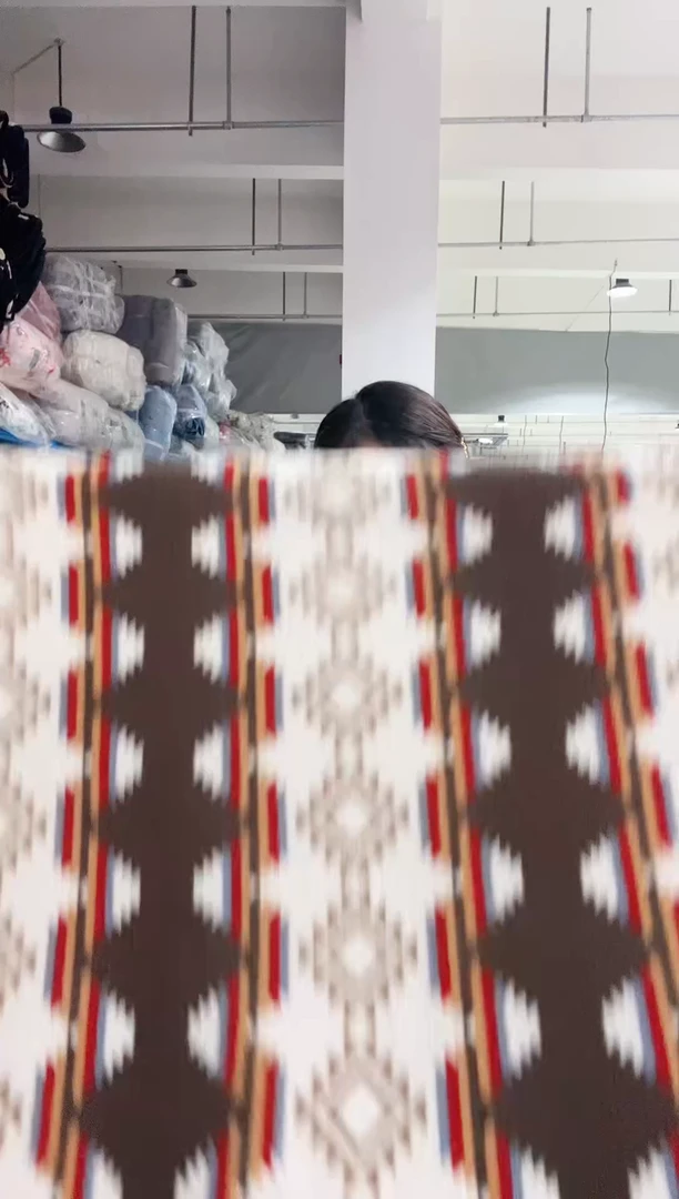 混纺主播手上展示产品