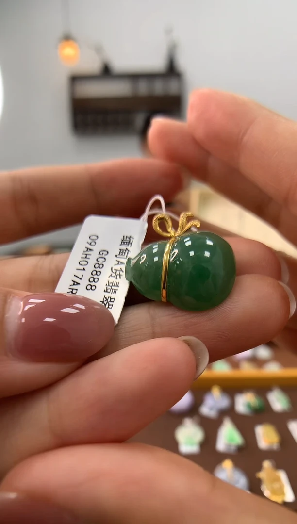 颈饰18K金镶嵌翡翠葫芦