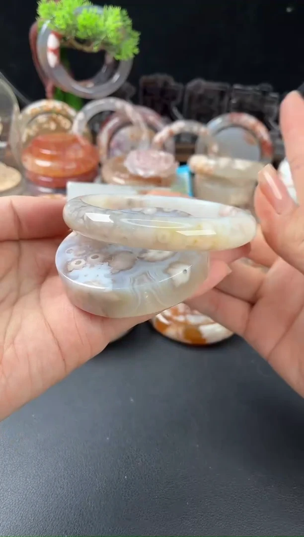 未镶嵌手镯（圆镯）石英质玉60