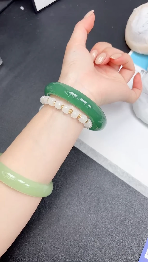 未镶嵌手镯石英质玉68/64.5