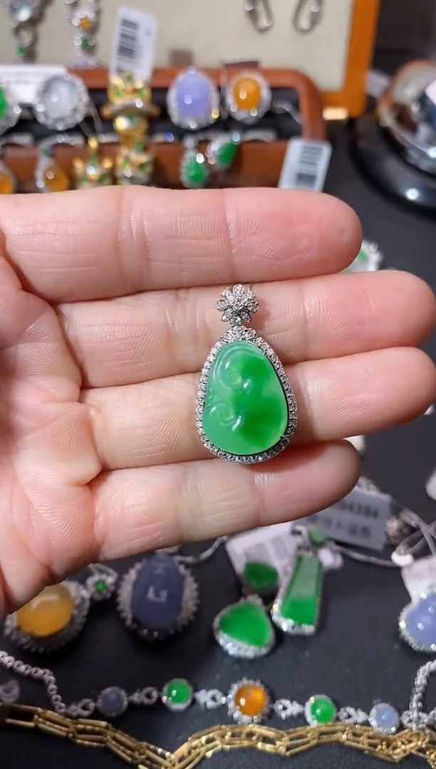 【闪购商品】翡翠吊坠(不含链)18K金镶嵌吊坠